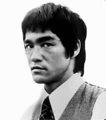Bruce Lee im Anzug